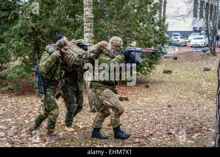 Kiev, Ukraine. Mar 15, 2015. Des bénévoles et des soldats de la réserve sont des notions d'apprentissage des premiers soins et de transport de blessés pendant le combat au centre de formation 'Patriot', Kiev, Ukraine. 15 de mars, 2015. Crédit : Oleksandr Rupeta/Alamy Live News Banque D'Images