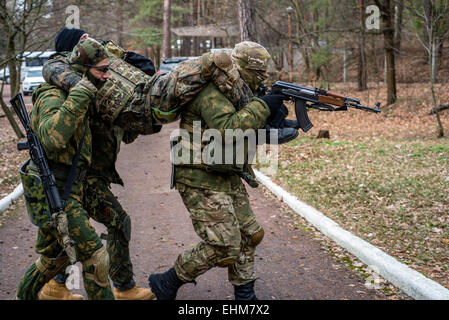 Kiev, Ukraine. Mar 15, 2015. Des bénévoles et des soldats de la réserve sont des notions d'apprentissage des premiers soins et de transport de blessés pendant le combat au centre de formation 'Patriot', Kiev, Ukraine. 15 de mars, 2015. Crédit : Oleksandr Rupeta/Alamy Live News Banque D'Images