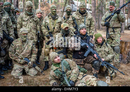 Kiev, Ukraine. Mar 15, 2015. Groupe de volontaires et de soldats de réserve à l'écoute d'une classe à l'centre de formation 'Patriot', Kiev, Ukraine. 15 de mars, 2015. Crédit : Oleksandr Rupeta/Alamy Live News Banque D'Images