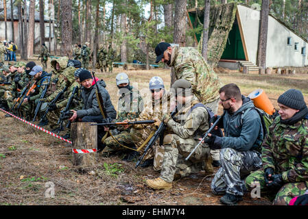 Kiev, Ukraine. Mar 15, 2015. Formateur vérifie la ligne de fusils dans les bénévoles et des soldats de la réserve au cours de la bataille de la ville au centre de formation de la classe 'Patriot', Kiev, Ukraine. 15 de mars, 2015. Crédit : Oleksandr Rupeta/Alamy Live News Banque D'Images
