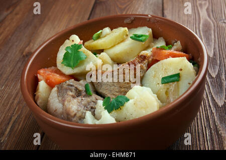 Le baeckeoffe - ypical plat de Français , Allemagne.mélange de pommes de terre en tranches, rondelles d'oignons en cubes, le mouton, le boeuf et le porc Banque D'Images