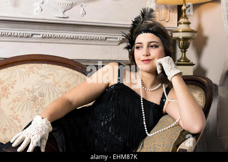 Le portrait d'une femme vêtue de Vintage 1920's flapper style clothing Banque D'Images