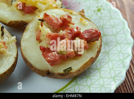 Pommes de terre au four farcies au jambon et fromage cheddar Banque D'Images