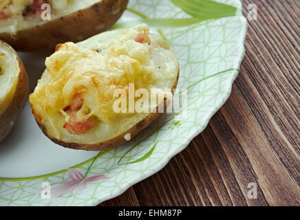 Pommes de terre au four farcies au jambon et fromage cheddar Banque D'Images