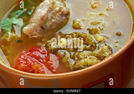 Shourpa moong dal soupe avec une cuisine ouzbèke . Banque D'Images