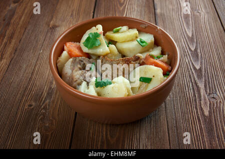 Le baeckeoffe - ypical plat de Français , Allemagne.mélange de pommes de terre en tranches, rondelles d'oignons en cubes, le mouton, le boeuf et le porc Banque D'Images