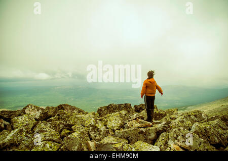 Caucasian hiker bénéficiant d'une vue panoramique de la colline rocheuse Banque D'Images