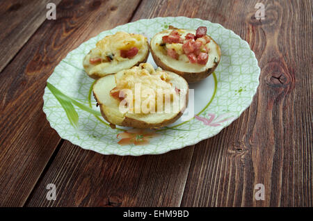 Pommes de terre au four farcies au jambon et fromage cheddar Banque D'Images