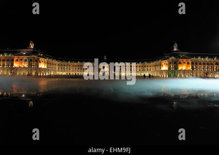 Place de la Bourse (1745-1747, conçu par Jacques-Ange Gabriel) et miroir d'eau la nuit, Bordeaux, France Banque D'Images