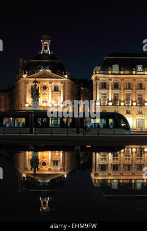 Place de la Bourse (1745-1747, conçu par Jacques-Ange Gabriel) et miroir d'eau la nuit, Bordeaux, France Banque D'Images