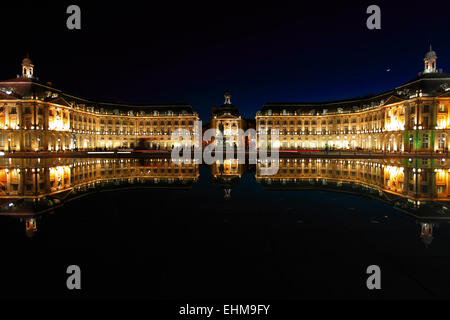 Place de la Bourse (1745-1747, conçu par Jacques-Ange Gabriel) et miroir d'eau la nuit, Bordeaux, France Banque D'Images