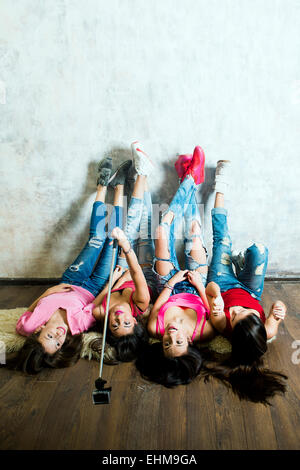 Les femmes de race blanche en tenant un téléphone cellulaire sur marbre selfies Banque D'Images