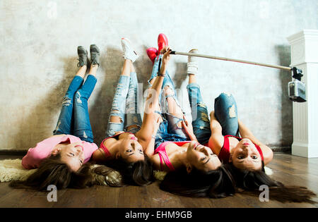 Les femmes de race blanche en tenant un téléphone cellulaire sur marbre selfies Banque D'Images