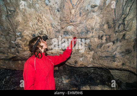 Caucasian woman admiring rock formations dans cave Banque D'Images