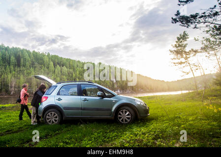 Les touristes en voiture de race blanche paysage à distance Banque D'Images