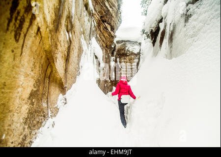 Caucasian hiker explorer snowy rock formations Banque D'Images