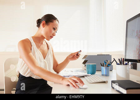 Woman shopping online with credit card Banque D'Images