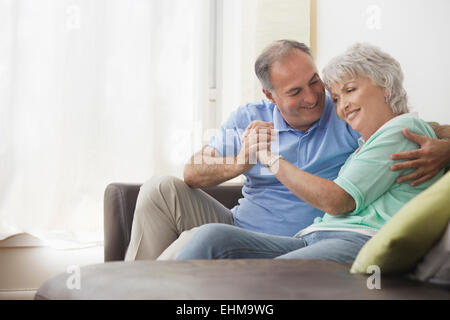 Vieux couple relaxing on sofa Banque D'Images