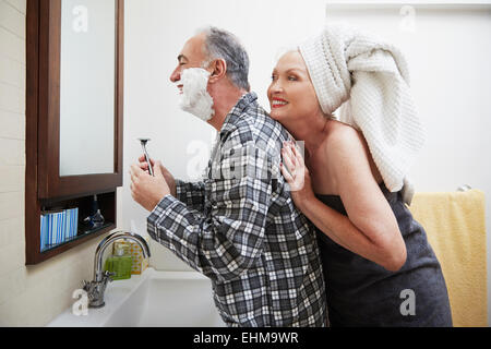 Vieux couple se préparer dans la salle de bains Banque D'Images