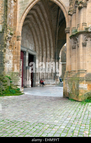 Entrée de la cathédrale Sainte-Marie de Bayonne, France