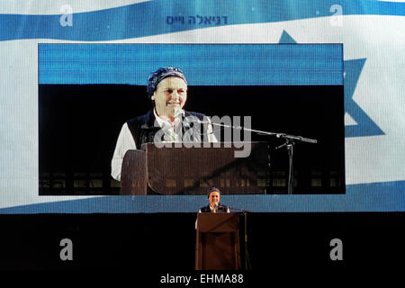 Daniella Weiss militante du mouvement israélien orthodoxe de colonisation s'adressant à un auditoire lors d'un rassemblement électoral de droite à tel Aviv, Israël, le 15 mars 2015. Plus de 40,000 personnes se sont rassemblées à tel Aviv pour soutenir le parti de droite au pouvoir, le Likoud, dirigé par le Premier ministre israélien Benjamin Netanyahu, deux jours avant les élections législatives du pays, alors que les sondages annoncent la fin de son règne. : Banque D'Images