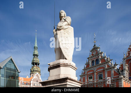 Sculpture de Roland avec son épée à la place de l'hôtel de ville sur l'arrière-plan de la cathédrale de pierre et la Chambre des Blackhea Banque D'Images