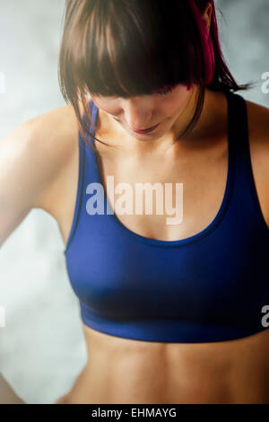 Caucasian woman wearing sports bra Banque D'Images