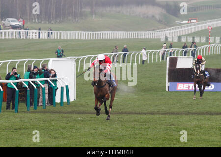 13.03.2015 - Cheltenham, Coneygree monté par Nico de Boinville remporte la Cheltenham Gold Cup Betfred Chase Grade 1. Credit : Lajos-Eric turfstock.com/Balogh Banque D'Images