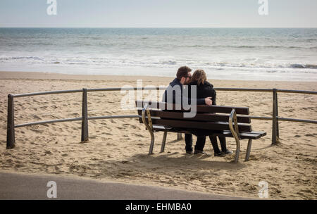 Couple sur la promenade au bord de mer, de la plage de l'Ouest, Bournemouth, Dorset, England, UK Banque D'Images