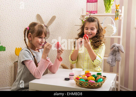 Les petites filles sont faites de Pâques - ils peignent, ils puisent dans la chambre Banque D'Images