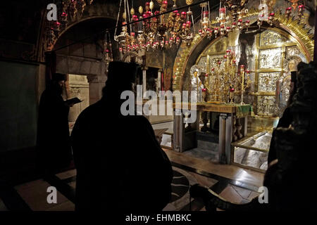 Les prêtres grecs-orthodoxes qui participent à une procession en face de l'autel de la crucifixion sur le côté gauche du Calvaire ou Golgotha traditionnellement considéré comme le site de la crucifixion de Jésus. L'autel principal appartient à l'Église orthodoxe grecque qui contient le rocher du Calvaire 12e Gare de la croix à l'intérieur de l'église du Saint-Sépulcre quartier chrétien de la vieille ville de Jérusalem Israël Banque D'Images