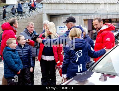 Sa Majesté le Roi Harald, Sa Majesté la reine Sonja, S.A.R. le Prince héritier Haakon, S.A.R. la Princesse héritière Mette-Marit, La Princesse Ingrid Alexandra, Prince Sverre Magnus et la Princesse Astrid assister à la Coupe du Monde FIS Nordic Holmenkollen à Oslo, Norvège, 15-03-2015. Photo : PRE/Albert Nieboer/Pays-Bas OUT - AUCUN FIL SERVICE - Banque D'Images