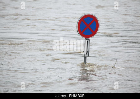 Pas d'arrêt, un panneau de circulation partiellement inondées par les crues de la rivière Vltava à Prague, République tchèque. Banque D'Images