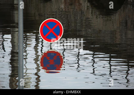 Pas d'arrêt, un panneau de circulation inondées par le fleuve Elbe à Usti nad Labem, en Bohême du Nord, la République tchèque, le 5 juin 2013. Banque D'Images