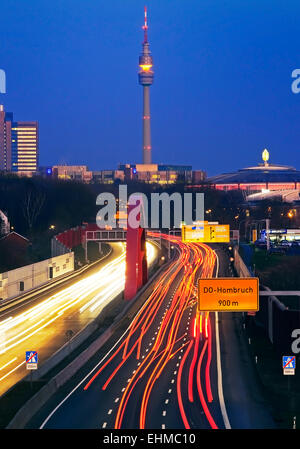Autoroute A40 avec Florian tower, Dortmund, Ruhr, Rhénanie du Nord-Westphalie, Allemagne Banque D'Images