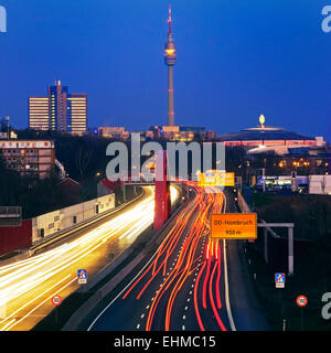 Autoroute A40 avec Florian tower, Dortmund, Ruhr, Rhénanie du Nord-Westphalie, Allemagne Banque D'Images