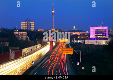 Autoroute A40 avec Florian tower, Dortmund, Ruhr, Rhénanie du Nord-Westphalie, Allemagne Banque D'Images