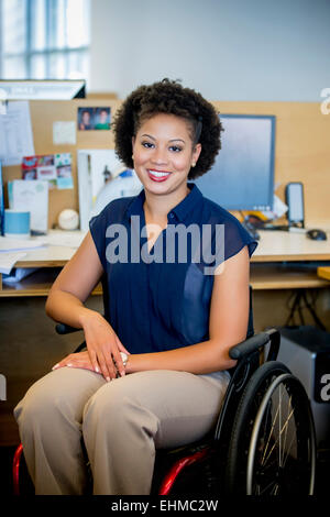Mixed Race businesswoman in office Banque D'Images