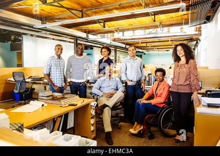 Business people smiling in office Banque D'Images