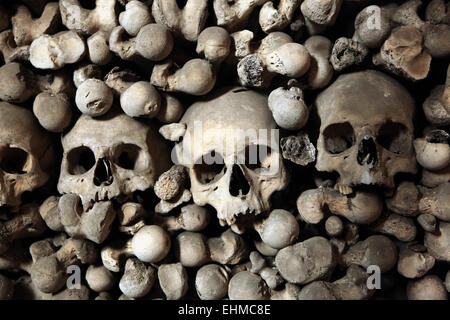 Des ossements et des crânes dans l'ossuaire de Sedlec près de Kutná Hora, République tchèque. Banque D'Images