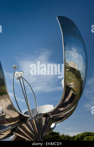 L'ARGENTINE, Buenos Aires, Recoleta, Plaza Naciones Unidas, Floralis Generica sculpture en acier poli et aluminium par Eduardo Ca Banque D'Images