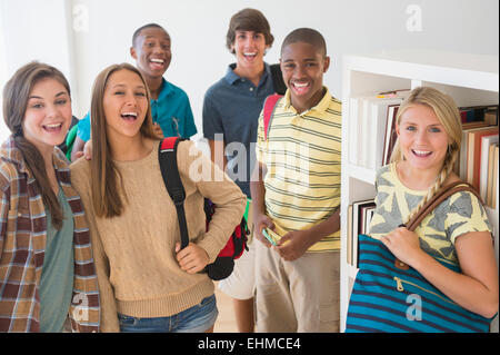 Teenage students smiling at school Banque D'Images