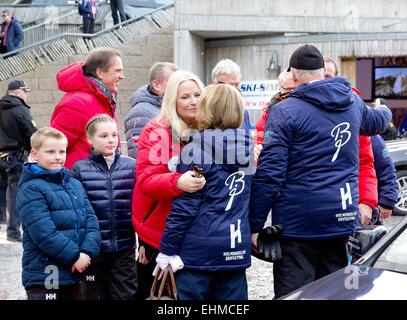 Oslo, Norvège. Mar 15, 2015. Sa Majesté le Roi Harald, Sa Majesté la reine Sonja, S.A.R. le Prince héritier Haakon, S.A.R. la Princesse héritière Mette-Marit, La Princesse Ingrid Alexandra, Prince Sverre Magnus et la Princesse Astrid assister à la Coupe du Monde FIS Nordic Holmenkollen à Oslo, Norvège, 15-03-2015. Dpa : Crédit photo alliance/Alamy Live News Banque D'Images