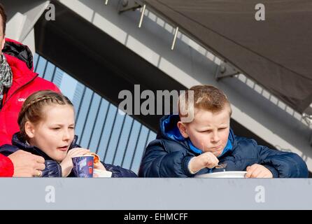 Oslo, Norvège. Mar 15, 2015. La princesse Ingrid Alexandra norvégien et le Prince Sverre Magnus assister à la Coupe du Monde FIS Nordic Holmenkollen à Oslo, Norvège, 15-03-2015. Dpa : Crédit photo alliance/Alamy Live News Banque D'Images