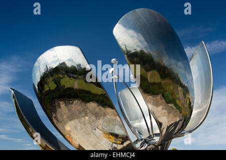 L'ARGENTINE, Buenos Aires, Recoleta, Plaza Naciones Unidas, Floralis Generica sculpture d'aluminium et acier poli Banque D'Images