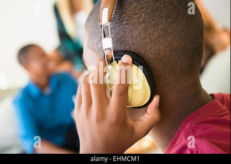 Teenage boy listening to headphones Banque D'Images