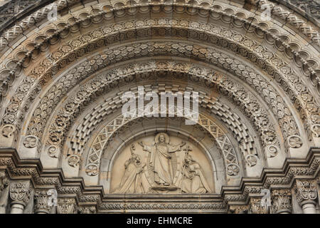 Jésus-christ bénit de saint Cyrille et Méthode. Le portail roman de St Cyrille et Méthode' Church à Prague, République tchèque. Banque D'Images
