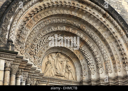 Jésus-christ bénit de saint Cyrille et Méthode. Le portail roman de St Cyrille et Méthode' Church à Prague, République tchèque. Banque D'Images