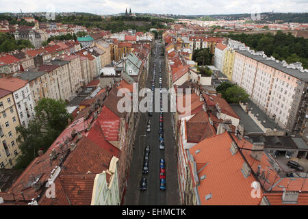 Vue depuis le pont de Nusle à la forteresse de Vysehrad et Oldrichova Street à Prague, République tchèque. Banque D'Images