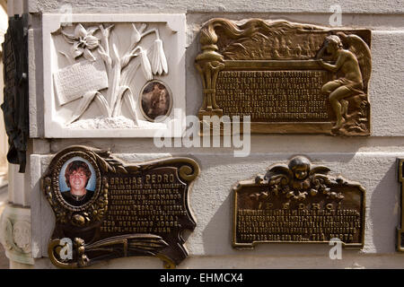 L'ARGENTINE, Buenos Aires, Recoleta Cemetery, des plaques de bronze sur Pedro tombe familiale Banque D'Images